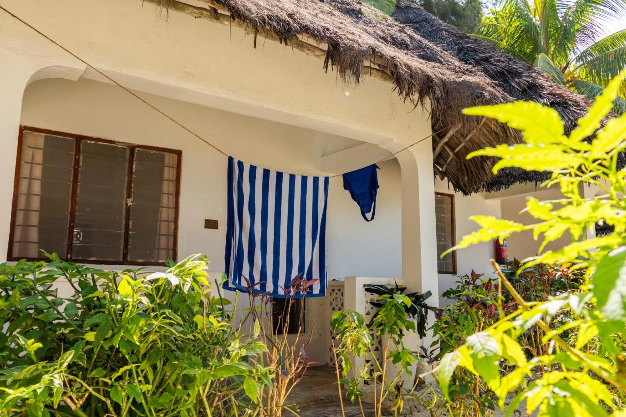 Pili Pili Beach Bungalows Джамбиани Екстериор снимка